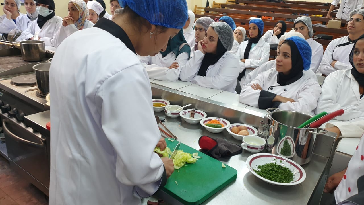 برنامج إدارة الضيافة تخصص (إدارة الفنادق - إدارة فنون الطهى الفندقى)